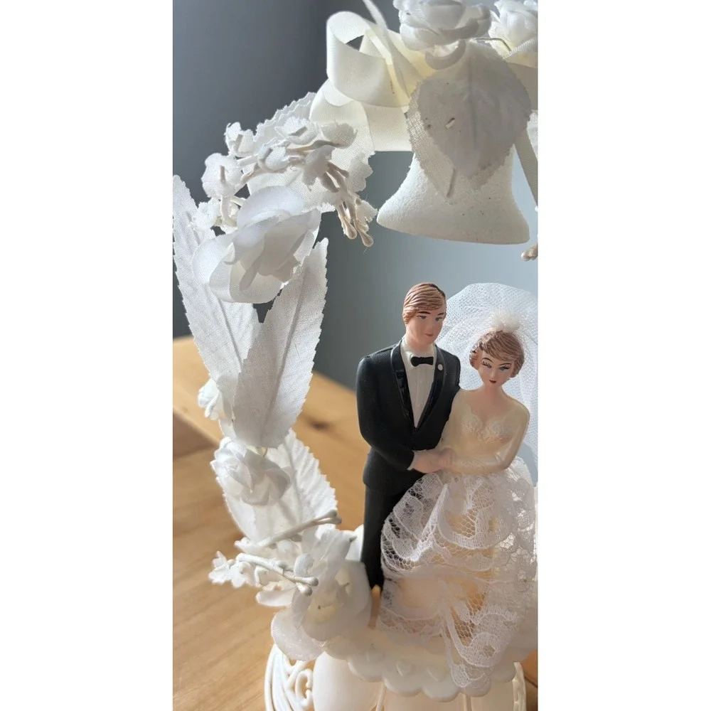 VTG  Wedding Cake Topper Lace Dress & Flowers Plastic Base, 9